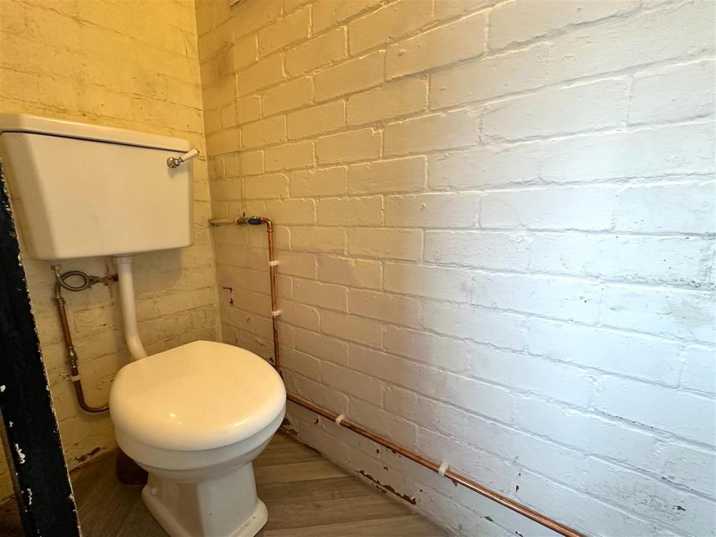 Ground Floor W.C 817