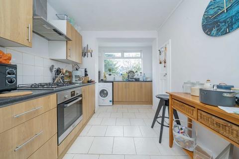 2 bedroom flat to rent, Friern Park, London N12
