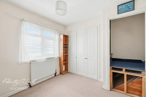 Chart Hills Close, Thamesmead