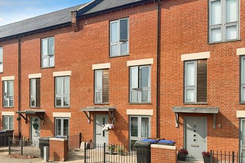 4 bedroom terraced house for sale, The Square, Northampton NN5