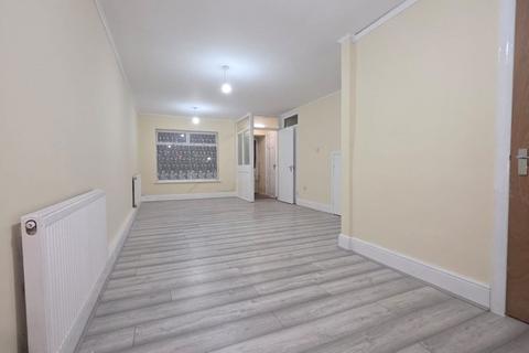 3 bedroom terraced house to rent, Huntsman Road, Ilford, IG6