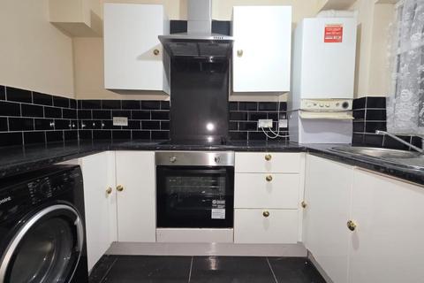 3 bedroom terraced house to rent, Huntsman Road, Ilford, IG6