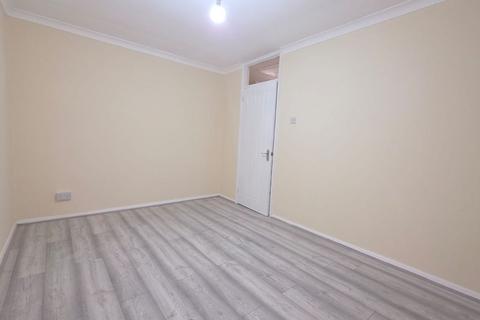 3 bedroom terraced house to rent, Huntsman Road, Ilford, IG6