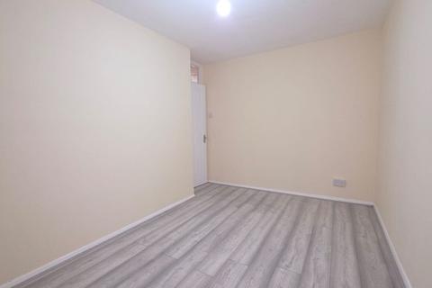 3 bedroom terraced house to rent, Huntsman Road, Ilford, IG6
