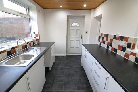 3 bedroom semi-detached house to rent, Ladbrooke Road, Ashton Under Lyne OL6