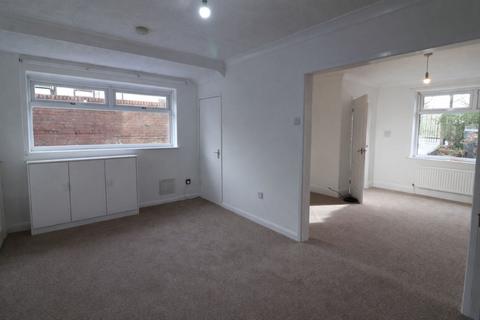3 bedroom semi-detached house to rent, Ladbrooke Road, Ashton Under Lyne OL6