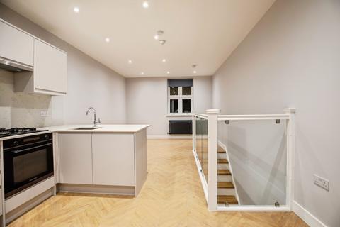 2 bedroom flat to rent, Flat 1 Limes Grove SE13