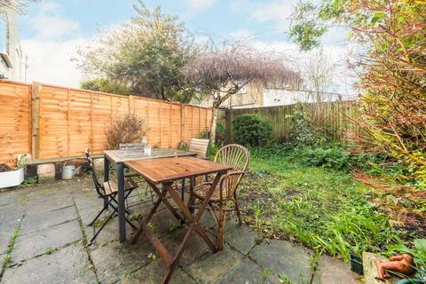 3 bedroom maisonette to rent, Wycliffe Road, London SW19