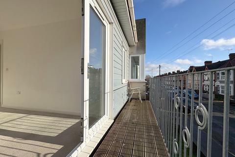 2 bedroom apartment to rent, South Avenue, Southend On Sea SS2