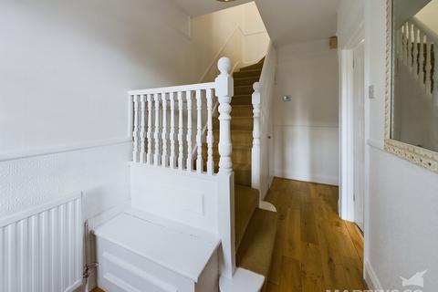 3 bedroom terraced house to rent, Silvermere Cottage, Canning Road