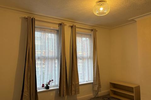 3 bedroom flat to rent, Ayres Road, Old Trafford