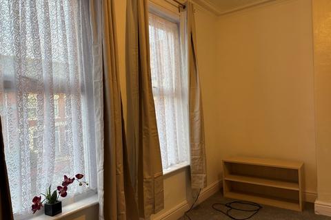 3 bedroom flat to rent, Ayres Road, Old Trafford