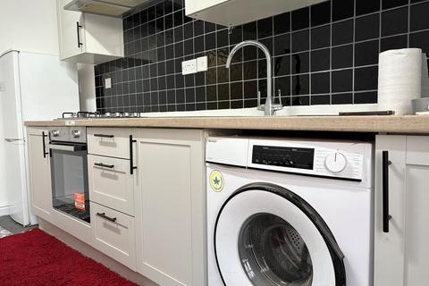 3 bedroom flat to rent, Ayres Road, Old Trafford