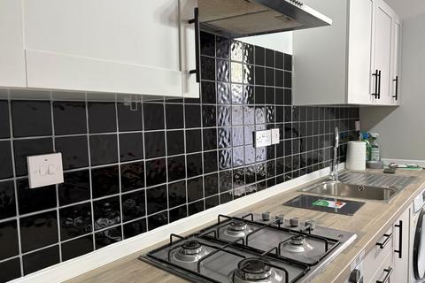 3 bedroom flat to rent, Ayres Road, Old Trafford
