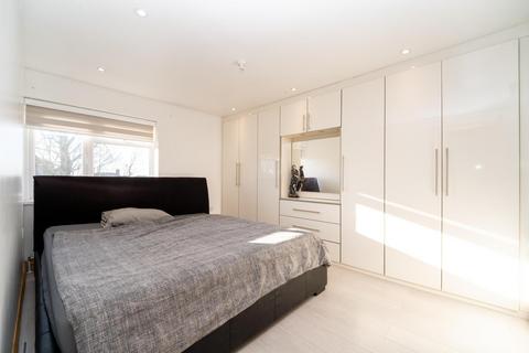 4 bedroom semi-detached house for sale, Crown Road Borehamwood