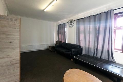 3 bedroom flat to rent, Fencepiece Road, Ilford, IG6