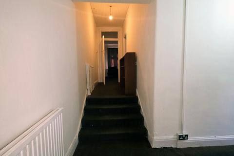 3 bedroom flat to rent, Fencepiece Road, Ilford, IG6