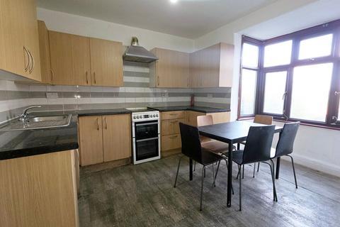 3 bedroom flat to rent, Fencepiece Road, Ilford, IG6