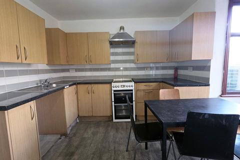 3 bedroom flat to rent, Fencepiece Road, Ilford, IG6