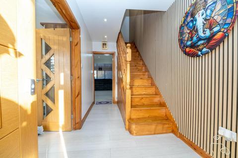 4 bedroom semi-detached house for sale, Crown Road Borehamwood