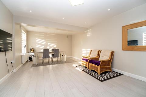 4 bedroom semi-detached house for sale, Crown Road Borehamwood