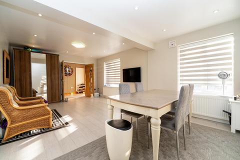 4 bedroom semi-detached house for sale, Crown Road Borehamwood