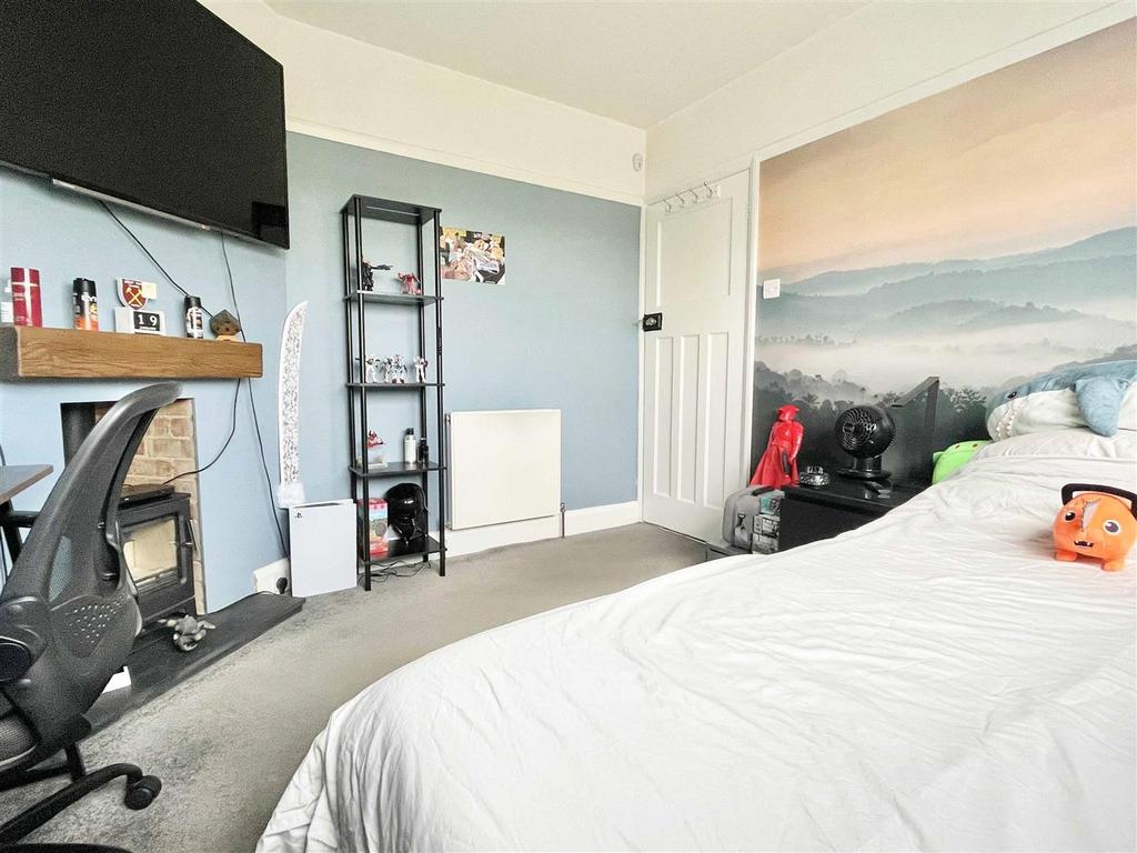 Bed2a.jpg
