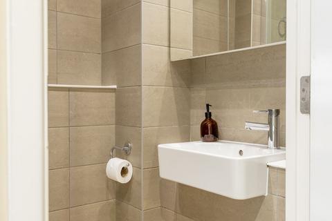 Studio to rent, 35 Ballards Lane, London, N3