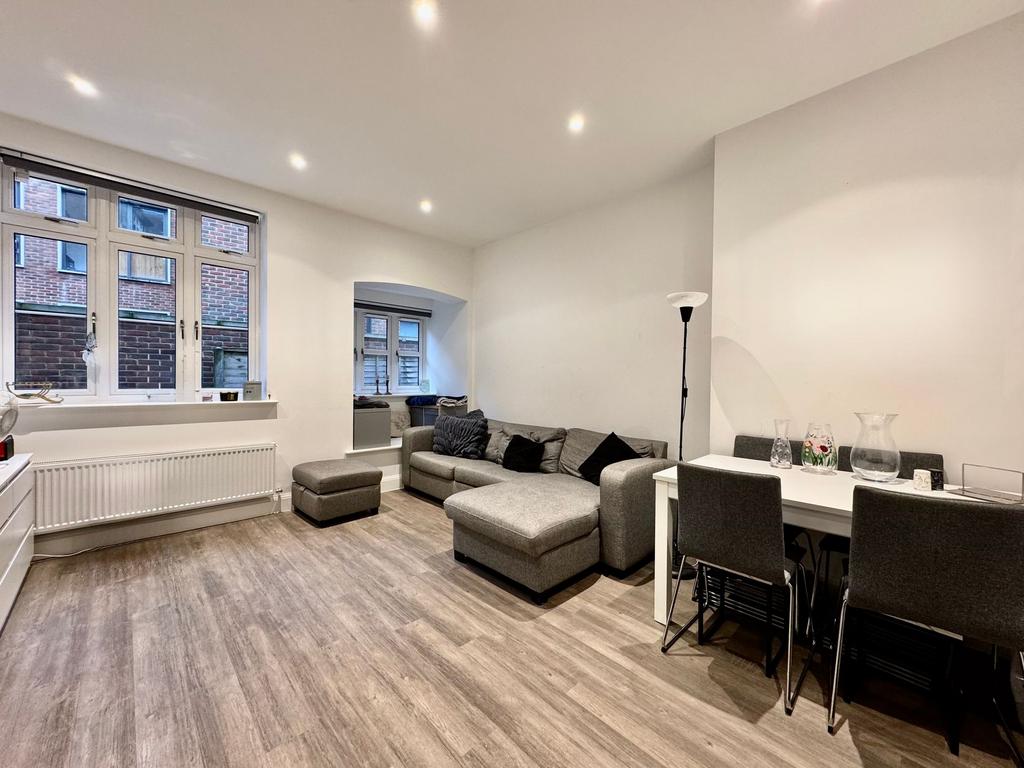 Lounge/dining area
