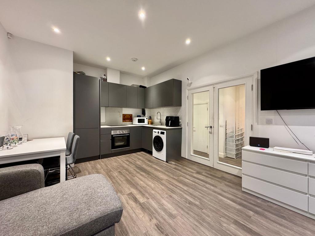 Open plan lounge/kitchen/dining area
