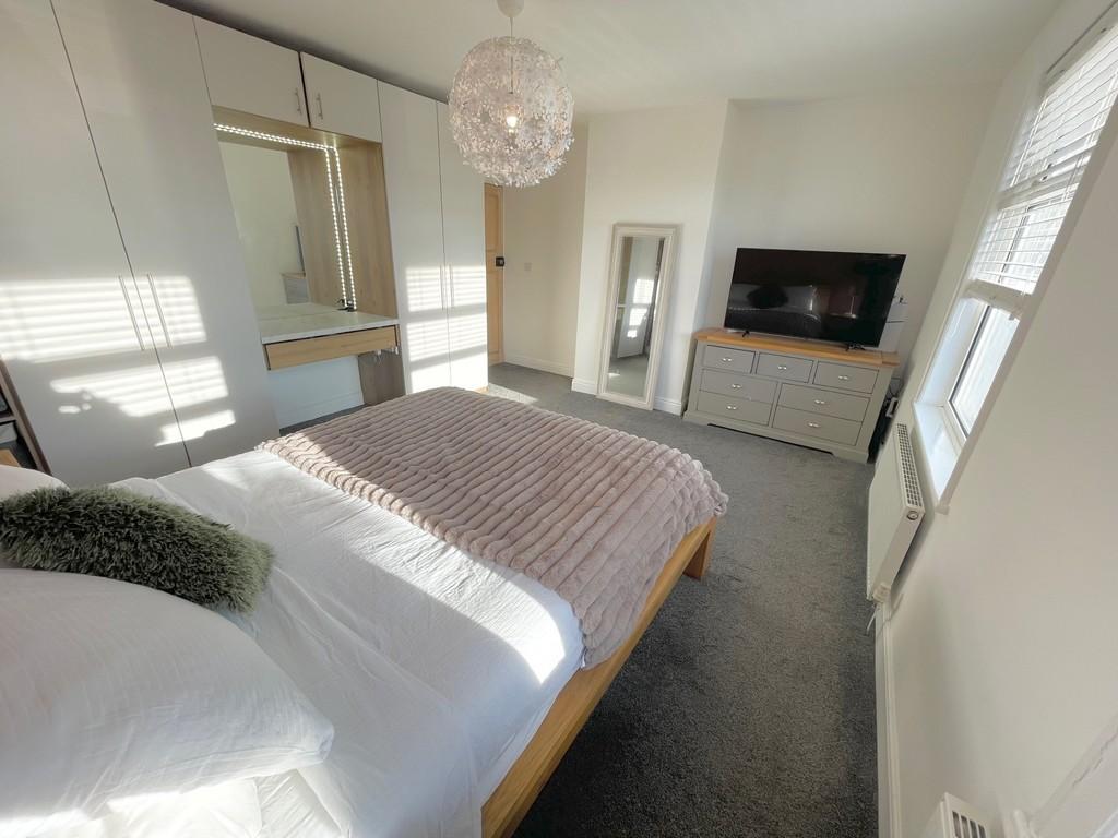Master Bed3