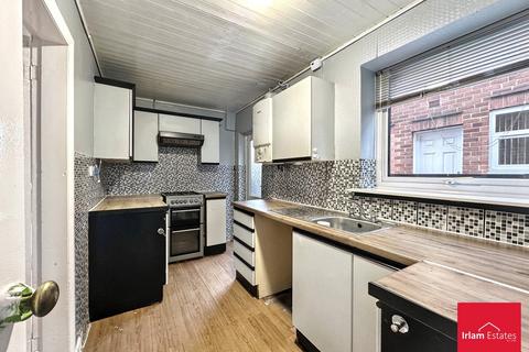 3 bedroom semi-detached house to rent, Moorfield Close, Irlam