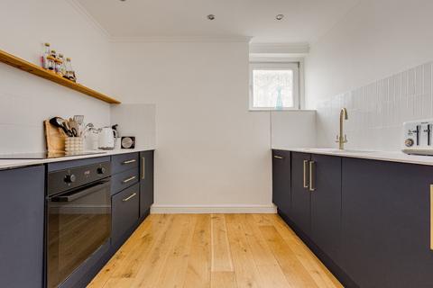 3 bedroom flat to rent, Park House, Richmond Hill, Surrey