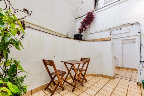 3 bedroom flat to rent, Park House, Richmond Hill, Surrey