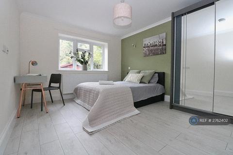 1 bedroom in a house share to rent, The Fairway, London, W3