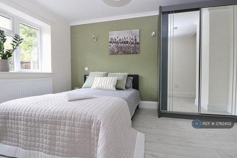 1 bedroom in a house share to rent, The Fairway, London, W3