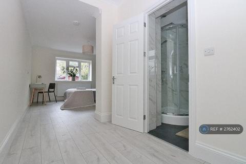 1 bedroom in a house share to rent, The Fairway, London, W3