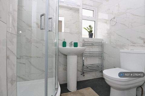 1 bedroom in a house share to rent, The Fairway, London, W3