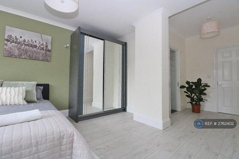 1 bedroom in a house share to rent, The Fairway, London, W3