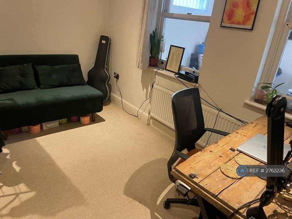 Bedroom 2/Office