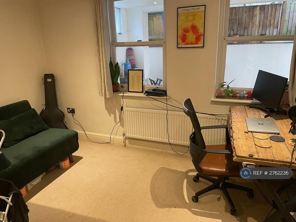 Bedroom 2/Office
