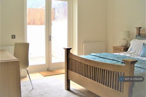 Deronda Road, London, SE24