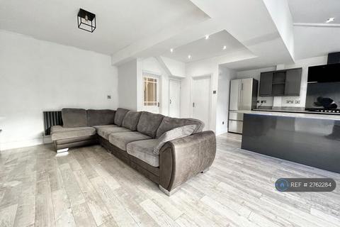 3 bedroom semi-detached house to rent, Gillingham Road, Eccles, Manchester, M30