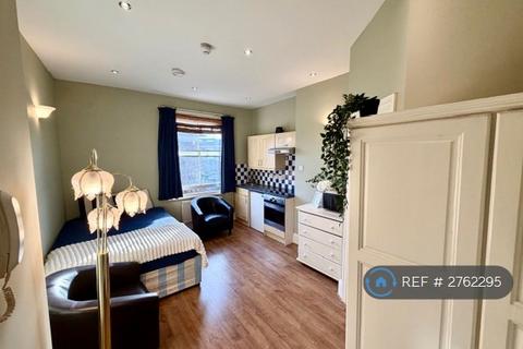 Studio to rent, Stile Hall Gardens, London, W4