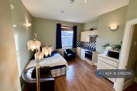 Studio to rent, Stile Hall Gardens, London, W4
