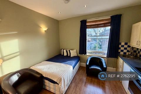 Studio to rent, Stile Hall Gardens, London, W4