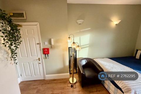 Studio to rent, Stile Hall Gardens, London, W4