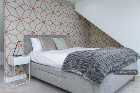 3 bedroom maisonette to rent, Bow Lane, London, N12