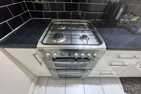 2 bedroom terraced house to rent, Yews Hill Road, Huddersfield