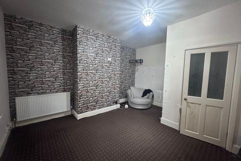 2 bedroom terraced house to rent, Yews Hill Road, Huddersfield
